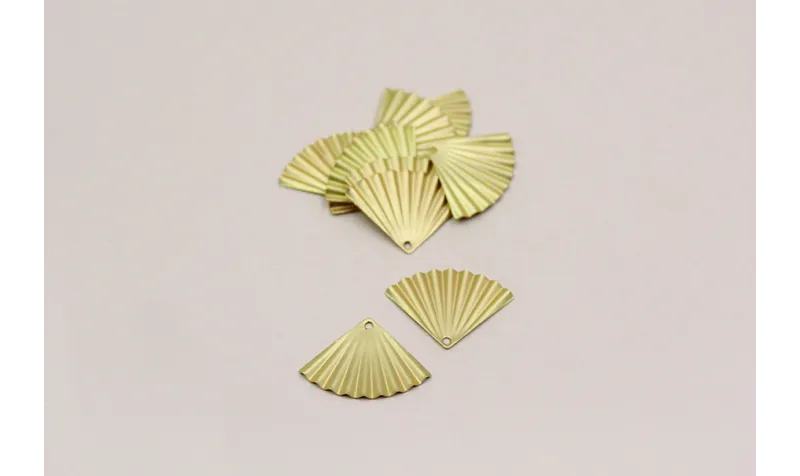 Cogante Triángulo plisado 20*15mm Oro Mate