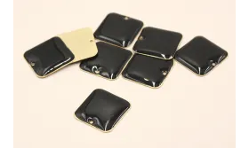Pieza cuadrada esmaltada 22*22mm Negro / Cuentas Metálicas de Latón / Zamak