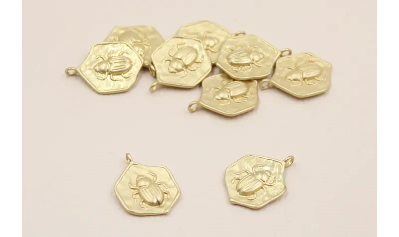 Colgante Hexagonal escarabajo 13mm Dorado Mate / Cuentas Metálicas de Latón / Zamak