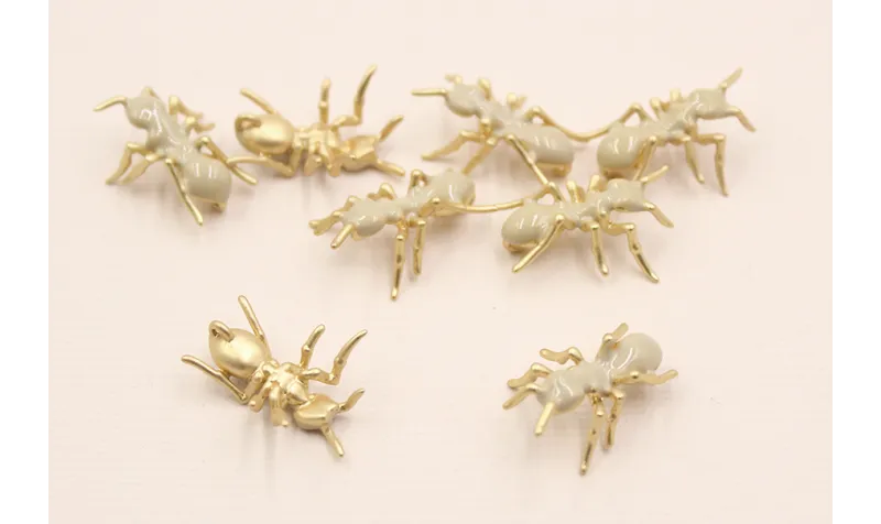 Cuenta Hormiga 17*10mm Esmalte Beide patas Doradas / Cuentas Metálicas de Latón / Zamak