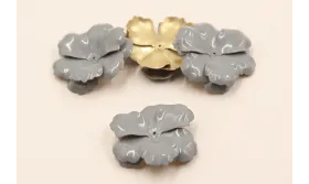 Flor Sobrepuesta 31mm Oro Mate y Esmalte Gris / Cuentas Metálicas de Latón / Zamak