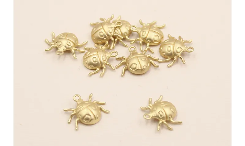 Colgante escarabajo pelotero 11*15*3mm Dorado Mate / Cuentas Metálicas de Latón / Zamak