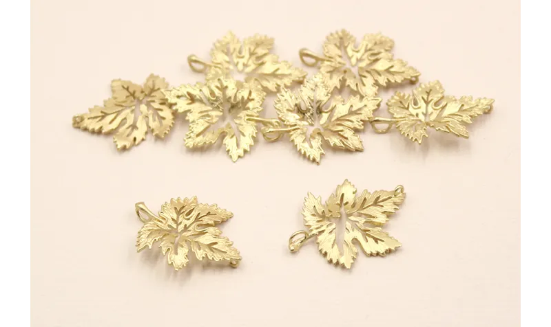 Hoja de Parra calada 25*21mm Oro / Cuentas Metálicas de Latón / Zamak