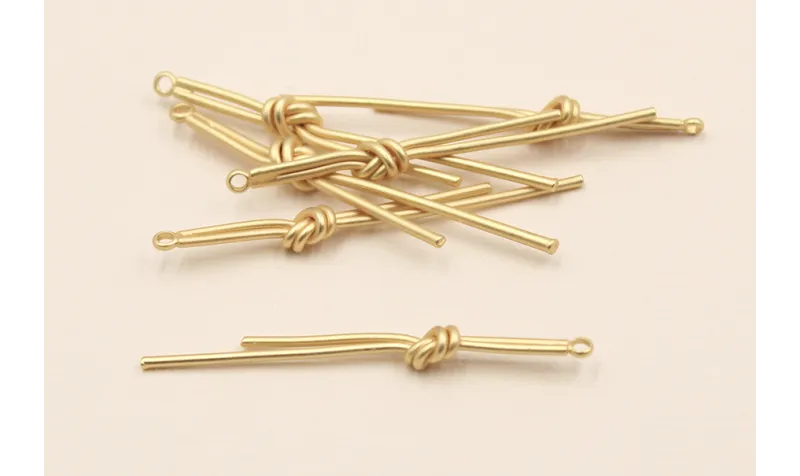 Colgante nudo doble 52mm Dorado Mate / Cuentas Metálicas de Latón / Zamak