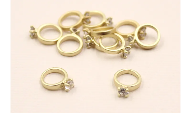 Anillo de 8mm con diamante de Cristal Dorado Mate / Cuentas Metálicas de Latón / Zamak