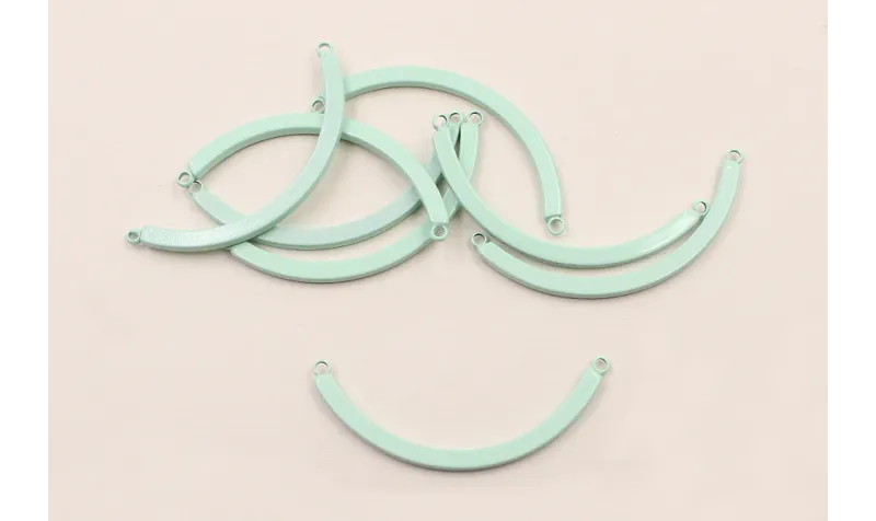 Pieza curvada de 35mm * 3*2mm Verde Turquesa / Cuentas Metálicas de Latón / Zamak