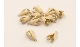 Colgante Flor esmaltada 12*8mm Esmalte Beige / Cuentas Metálicas de Latón / Zamak