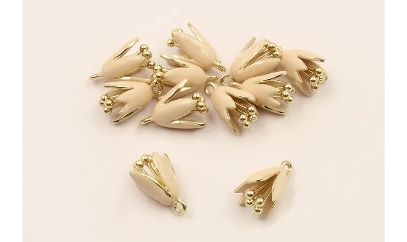 Colgante Flor esmaltada 12*8mm Esmalte Beige / Cuentas Metálicas de Latón / Zamak