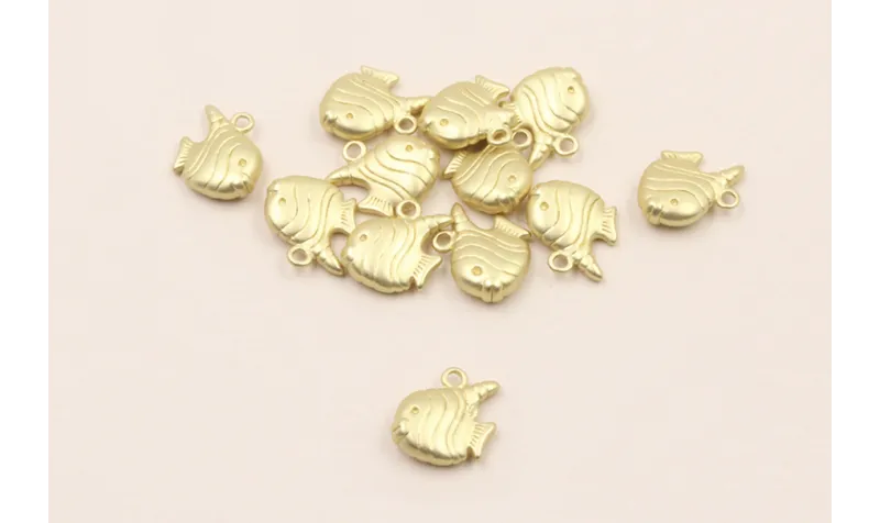 Colgante Pez Dorado Mate 9*10mm / Cuentas Metálicas de Latón / Zamak