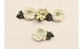 Pieza Flor 21*12mm esmalte manual Blanca y verde / Cuentas Metálicas de Latón / Zamak