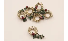 Pieza Floral para cabujón Esmalte verde y Rojo / Cuentas Metálicas de Latón / Zamak