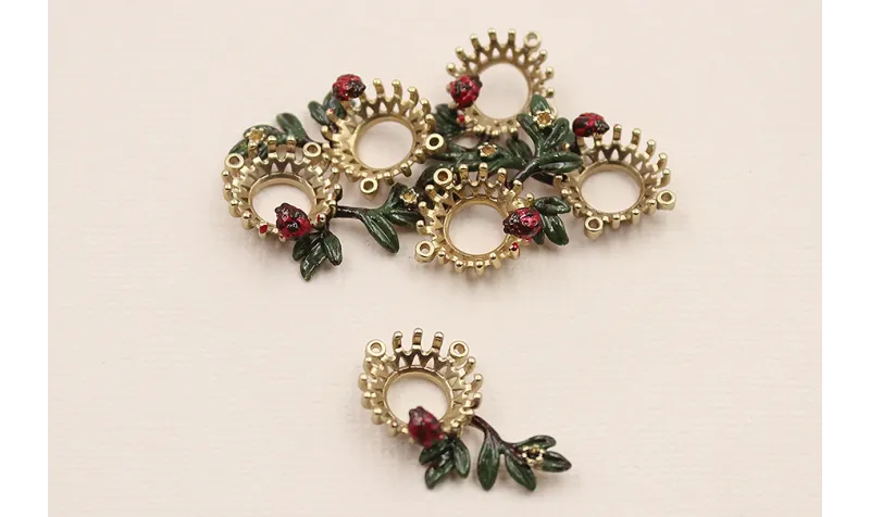 Pieza Floral para cabujón Esmalte verde y Rojo / Cuentas Metálicas de Latón / Zamak