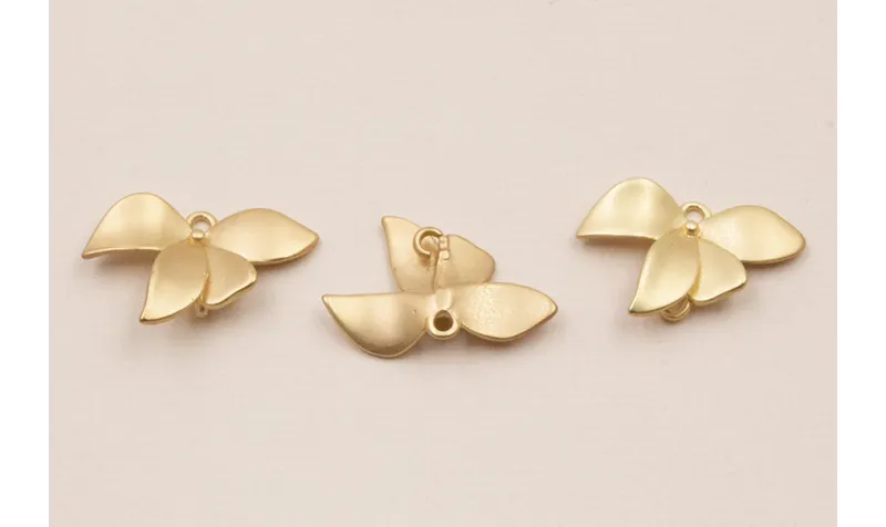 Colgante 4 hojas 20*12mm Dorado Mate / Cuentas Metálicas de Latón / Zamak