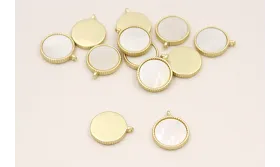 Disco Dorado Mate engarzado con Nacar 14mm / Cuentas Metálicas de Latón / Zamak