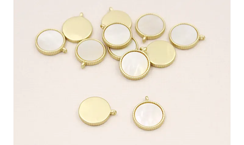 Disco Dorado Mate engarzado con Nacar 14mm / Cuentas Metálicas de Latón / Zamak