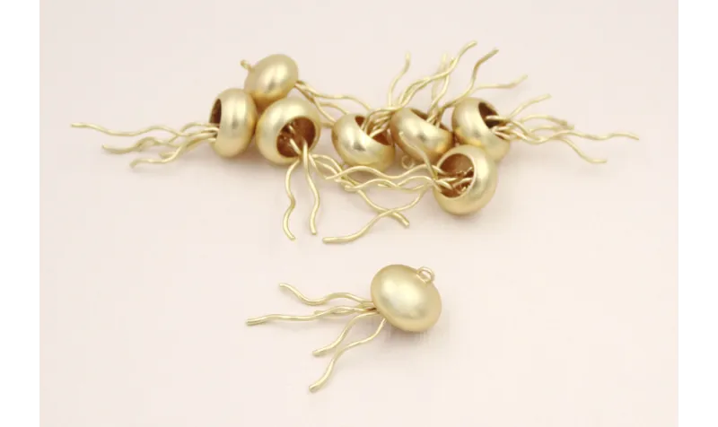 Colgante Medusa de 15*40mm dorado Mate / Cuentas Metálicas de Latón / Zamak