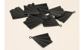 Cuenta Abanico plisado triangular 37*30mm Negro / Cuentas Metálicas de Latón / Zamak