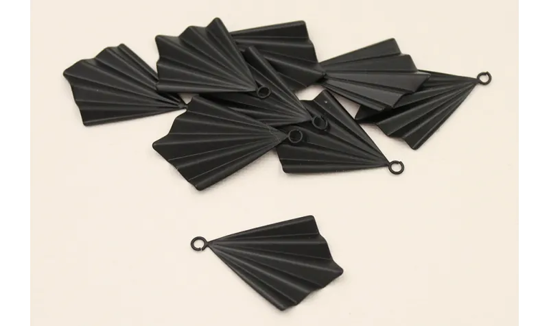 Cuenta Abanico plisado triangular 37*30mm Negro / Cuentas Metálicas de Latón / Zamak