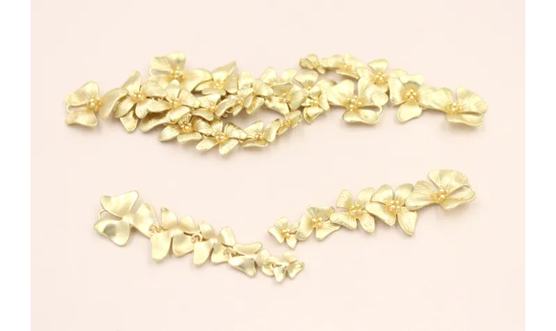 Colgante de 5 Flores 55*15 dorado Mate / Cuentas Metálicas de Latón / Zamak