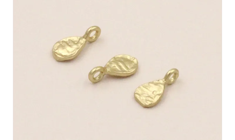 Colgante lámina labrada 8*4*1mm Dorado Mate Colgante lámina labrada 8*4*1mm Dorado Mate