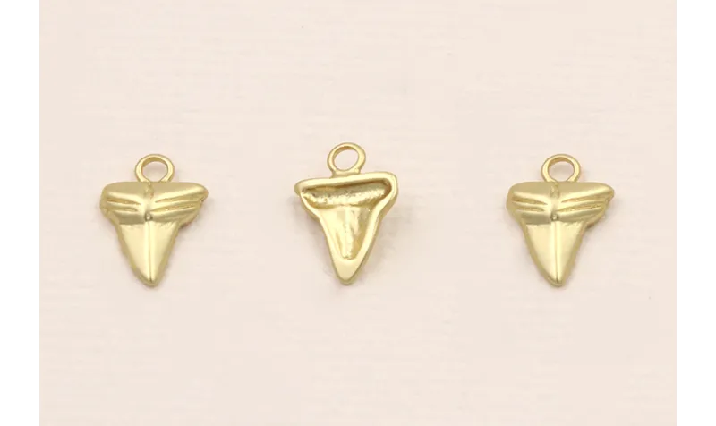 Colgante Diente Tiburón 10*7*2mm Dorado Mate / Cuentas Metálicas de Latón / Zamak