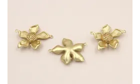 Colgante Flor 2 anillas 28*22*5mm Dorado Mate / Cuentas Metálicas de Latón / Zamak