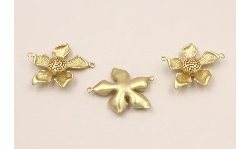 Colgante Flor 2 anillas 28*22*5mm Dorado Mate / Cuentas Metálicas de Latón / Zamak