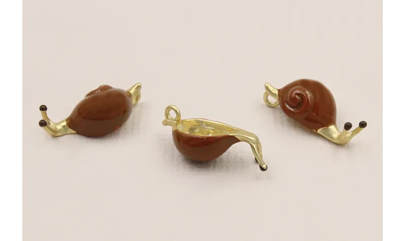 Cuenta Caracol 18*5*6mm Oro Mate y Marrón / Cuentas Metálicas de Latón / Zamak