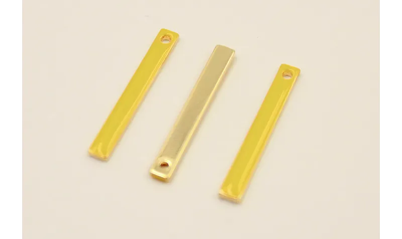 Listón de 25*3mm Dorado con esmalte Amarillo / Cuentas Metálicas de Latón / Zamak