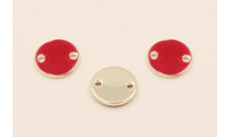 Disco de 10mm Dorado 2 agujeros esmalte Rojo / Cuentas Metálicas de Latón / Zamak