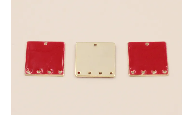 Cuenta Cuadrado de 15mm Dorado con esmalte Rojo / Cuentas Metálicas de Latón / Zamak