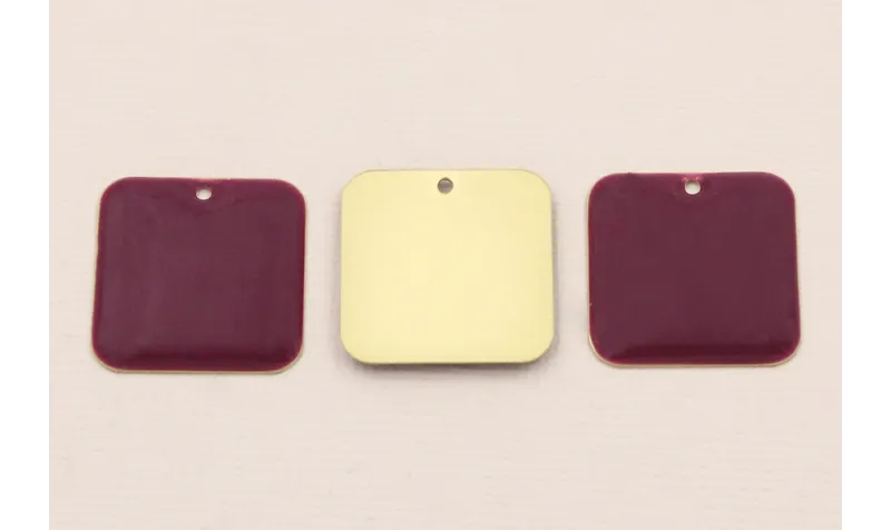 Cuenta Cuadrado de 22 D.Mate esmalte Cardenal / Cuentas Metálicas de Latón / Zamak