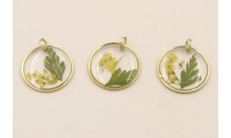 Colgante disco Cristal 14mm con Flores amarillas / Cuentas Metálicas de Latón / Zamak