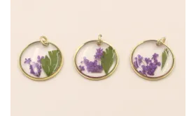 Colgante disco Cristal 14mm con Flores Moradas / Cuentas Metálicas de Latón / Zamak