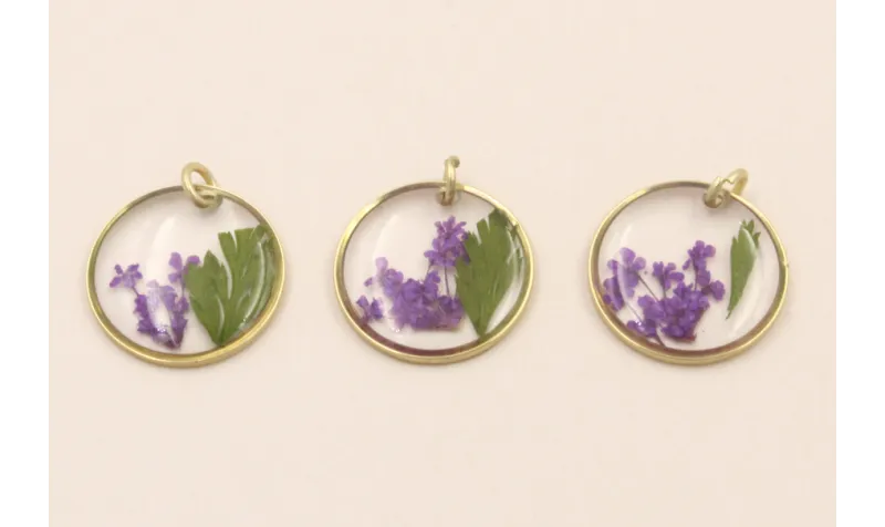 Colgante disco Cristal 14mm con Flores Moradas / Cuentas Metálicas de Latón / Zamak