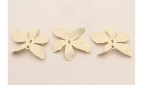 Cuenta Flor 5 petalos 55mm diam. Esmaltada Beige / Cuentas Metálicas de Latón / Zamak