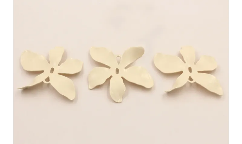 Cuenta Flor 5 petalos 55mm diam. Esmaltada Beige