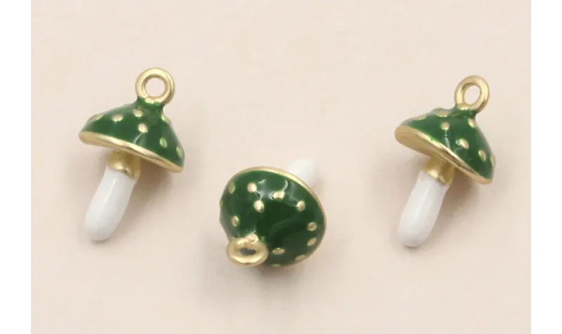 Colgante seta 12*6mm Blanca y Verde / Cuentas Metálicas de Latón / Zamak