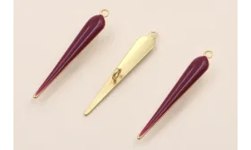 Colgante Cuña esmaltada 23*5mm Cardenal / Cuentas Metálicas de Latón / Zamak