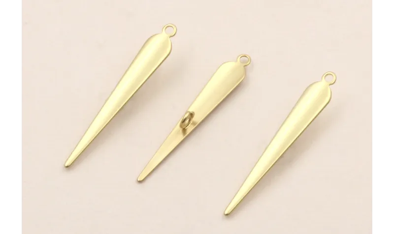 Colgante Cuña Dorada  23*5mm / Cuentas Metálicas de Latón / Zamak