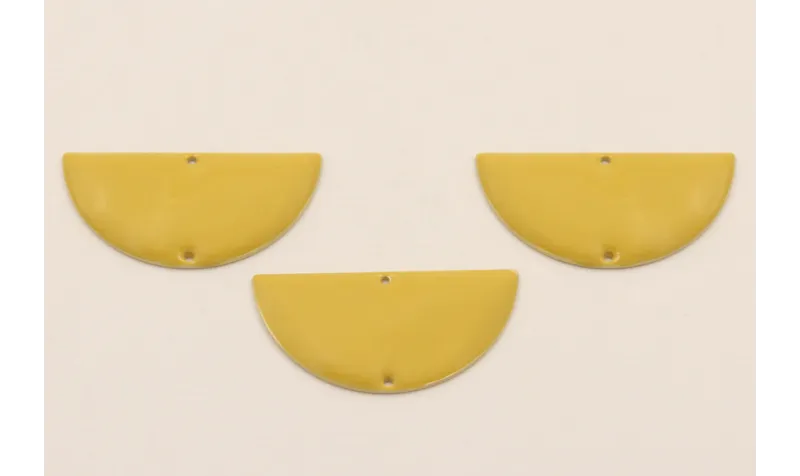 Semicirculo Esmaltado 31*16 Dorado Mate y Mostaza / Cuentas Metálicas de Latón / Zamak