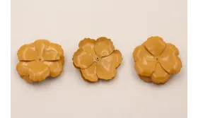 Flor sobrepuesta 42mm 4 capas Esmalte Arcilla / Cuentas Metálicas de Latón / Zamak