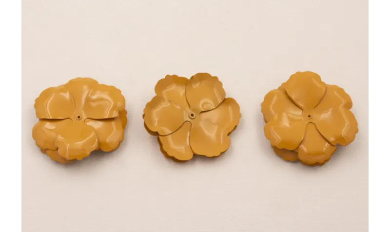 Flor sobrepuesta 42mm 4 capas Esmalte Arcilla / Cuentas Metálicas de Latón / Zamak