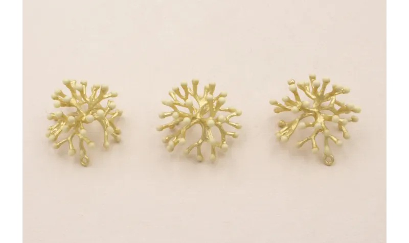 Colgante Coral 25*25*12mm Oro Mate Esmalte Crema / Cuentas Metálicas de Latón / Zamak