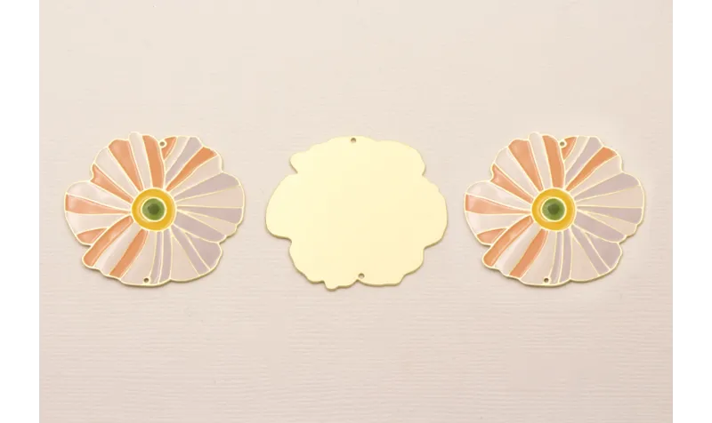 Pieza Flor Plana Dorado Mate 40mm  Rosas y mostaza / Cuentas Metálicas de Latón / Zamak