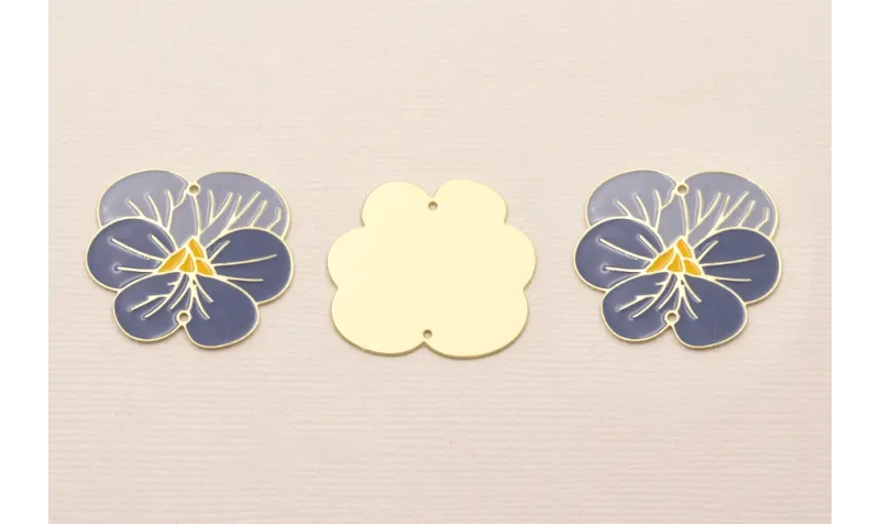 Pieza Flor Plana Dorado Mate 30  Azules y amarillo / Cuentas Metálicas de Latón / Zamak