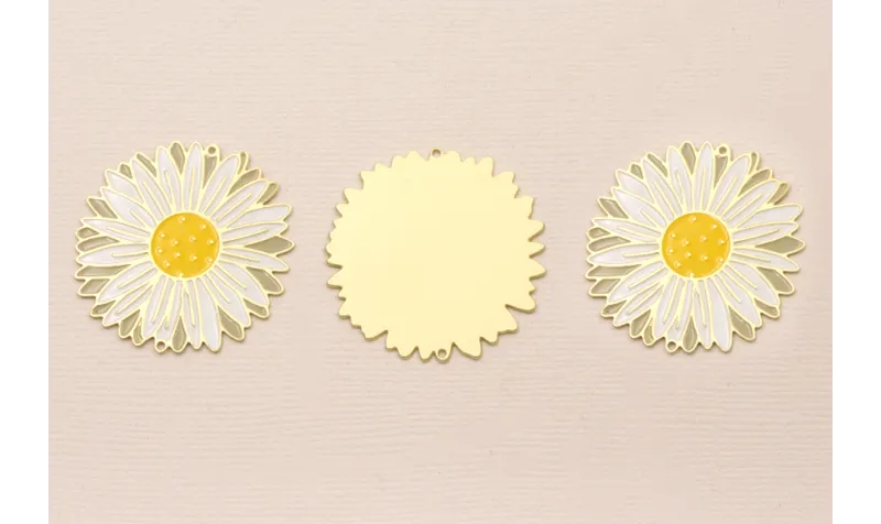 Pieza Flor Plana OroMate 35 Blanco y Amarillo / Cuentas Metálicas de Latón / Zamak