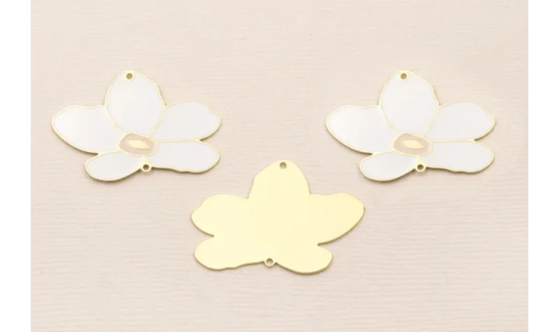 Pieza Flor Plana Dorado Mate 35*21mm  Blano y Rosa / Cuentas Metálicas de Latón / Zamak