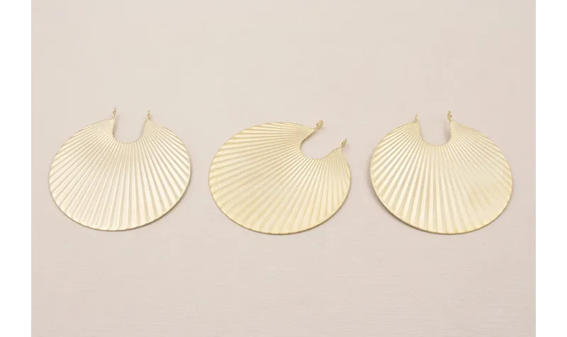 Pieza Colgante Disco estriado 45mm Dorado Mate / Cuentas Metálicas de Latón / Zamak