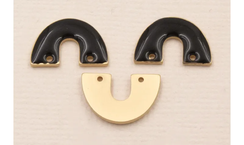 Herradura Dorad Mate 15*8mm Esmalte Negro / Cuentas Metálicas de Latón / Zamak